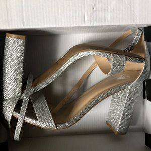 Windsor Heels Size 9 Silver